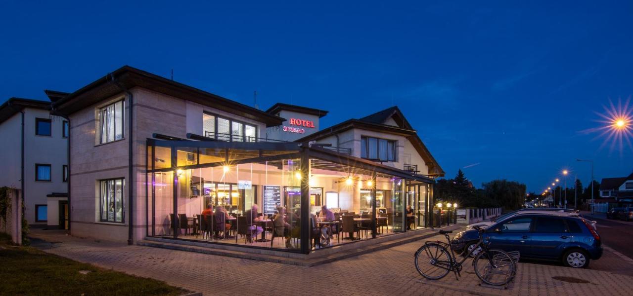 Simbad Hotel & Bar Superior Mosonmagyarovar Exterior photo