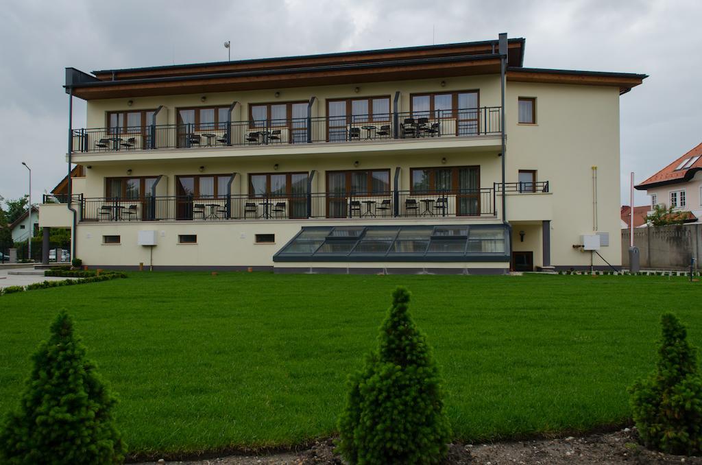 Simbad Hotel & Bar Superior Mosonmagyarovar Exterior photo